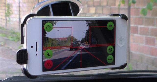 طريقة سهلة لتحويل موبايلك لكاميرا قيادة في سيارتك